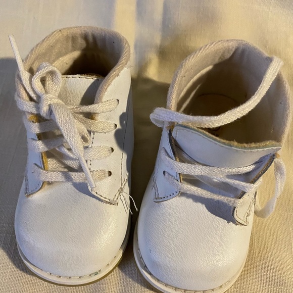 Vintage white lace up toddler shoes,  pre-owned, size 4W - Picture 2 of 3